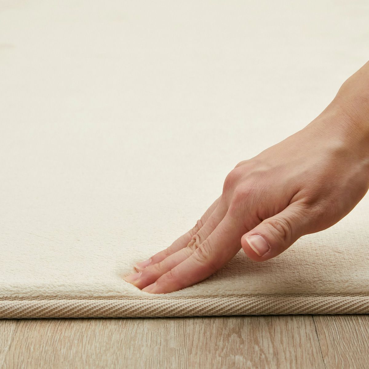 手で押している様子