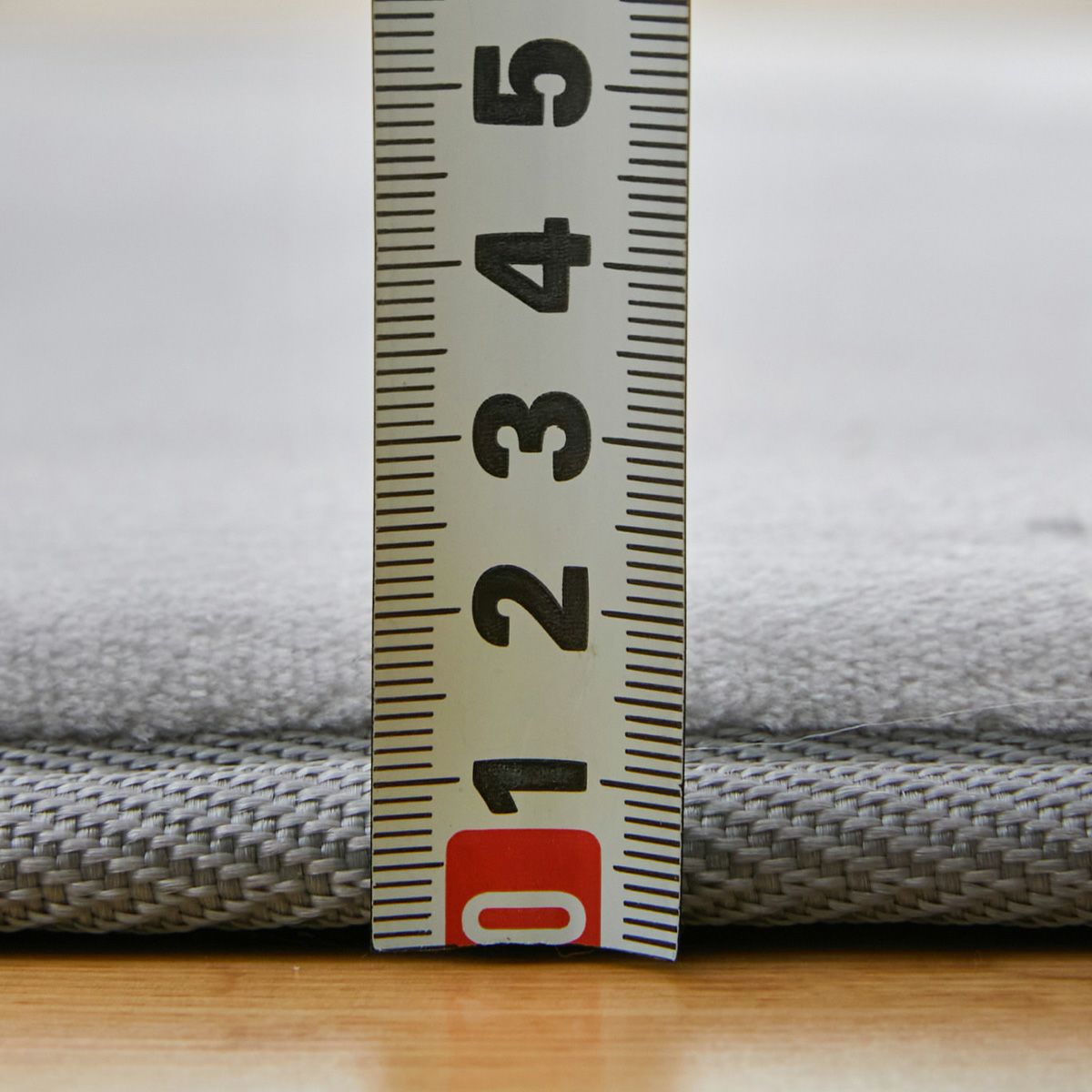 厚みを計測している様子