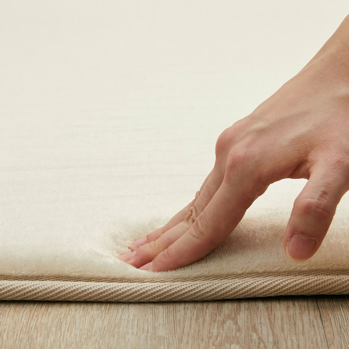 手で押している様子