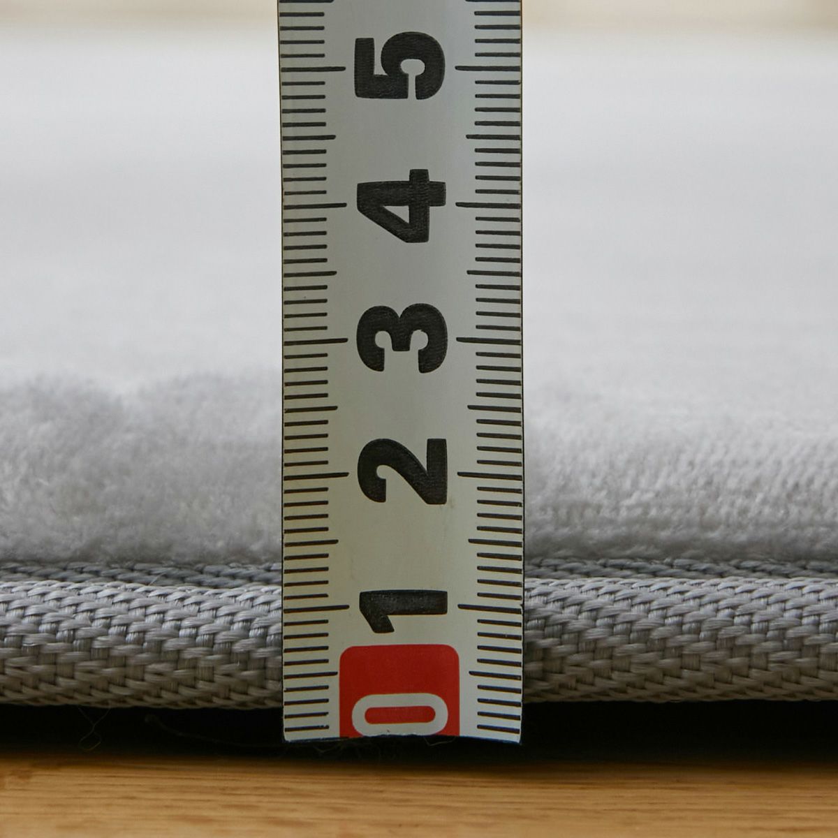 厚みを計測している様子